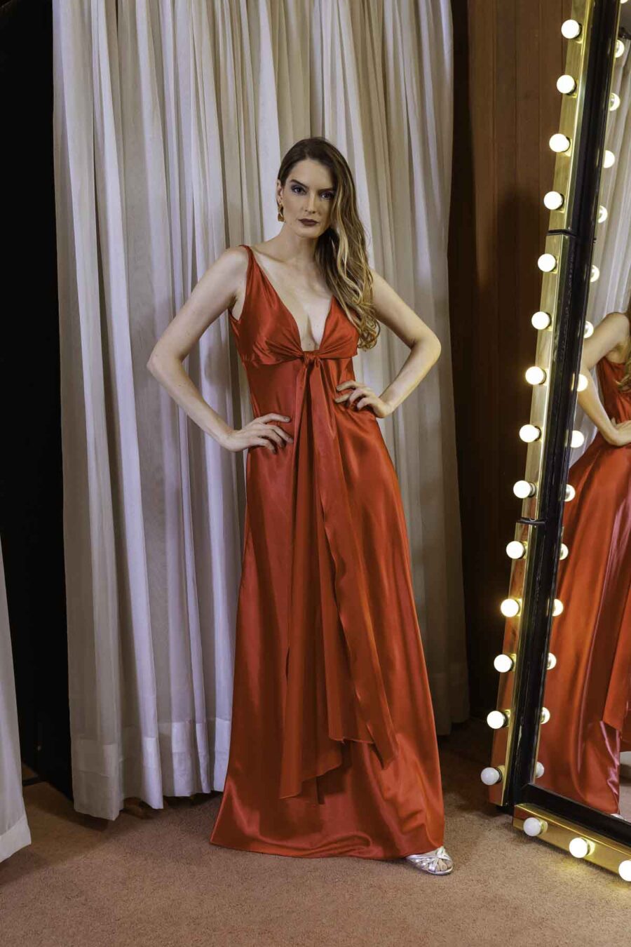 Vestido de festa longo na cor vermelho com decote em v