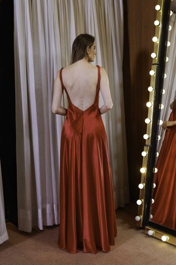 Costas do vestido de festa vermelho