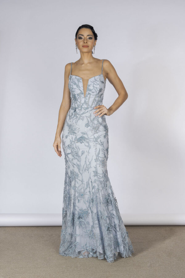Vestido azul-claro todo bordado a mão