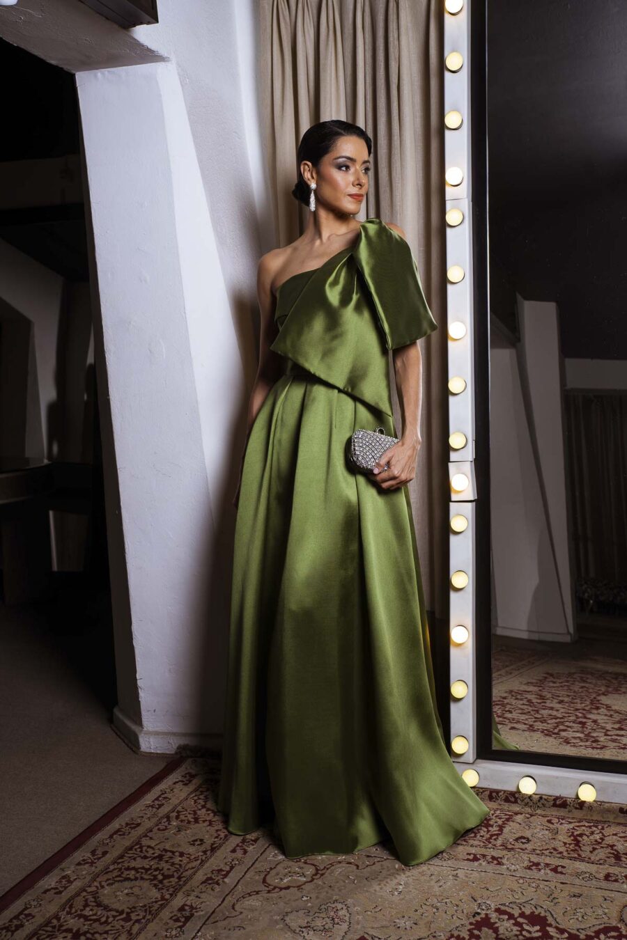 Vestido de festa longo com laço na cor verde oliva
