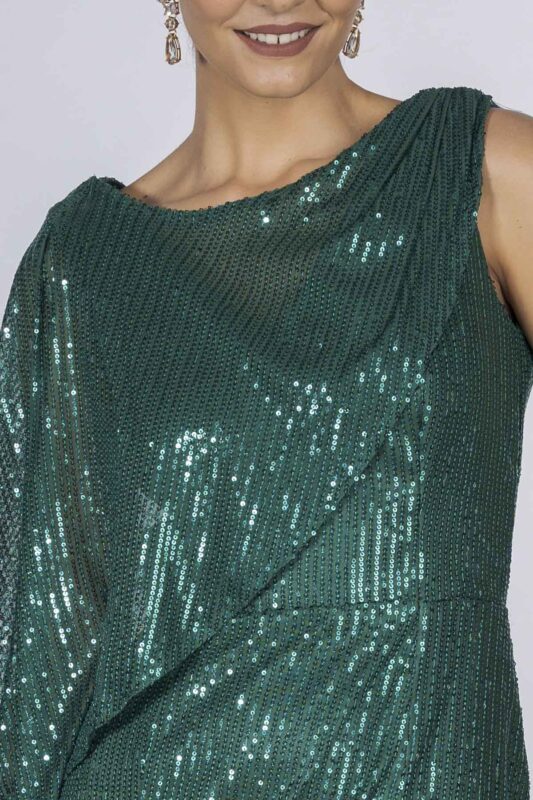 Detalhe do decote do vestido de festa verde.