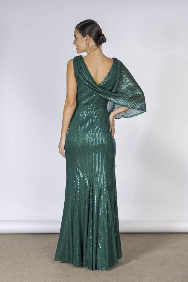 Costas do vestido de festa longo na cor verde