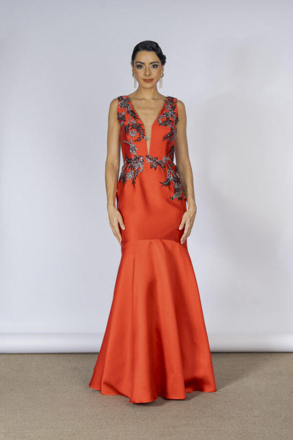 Vestido de festa longo com aplicações bordadas a mão, na cor vermelho