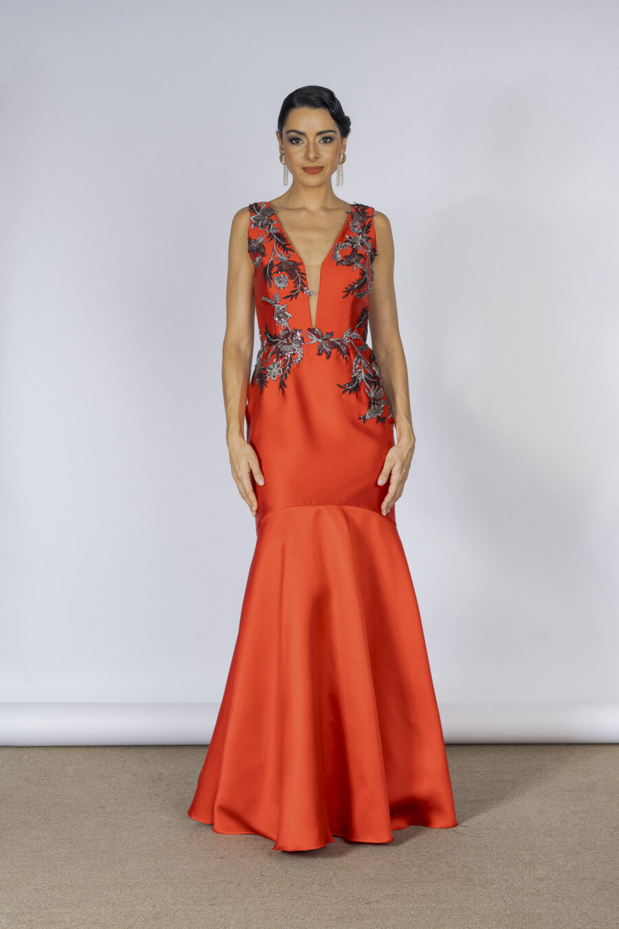 Vestido de festa longo com aplicações bordadas a mão, na cor vermelho