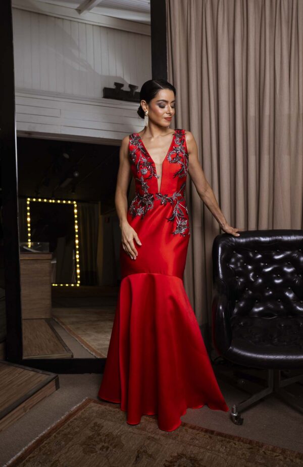 Vestido de festa longo decote em v, na cor vermelho para madrinhas e convidas de casamento.
