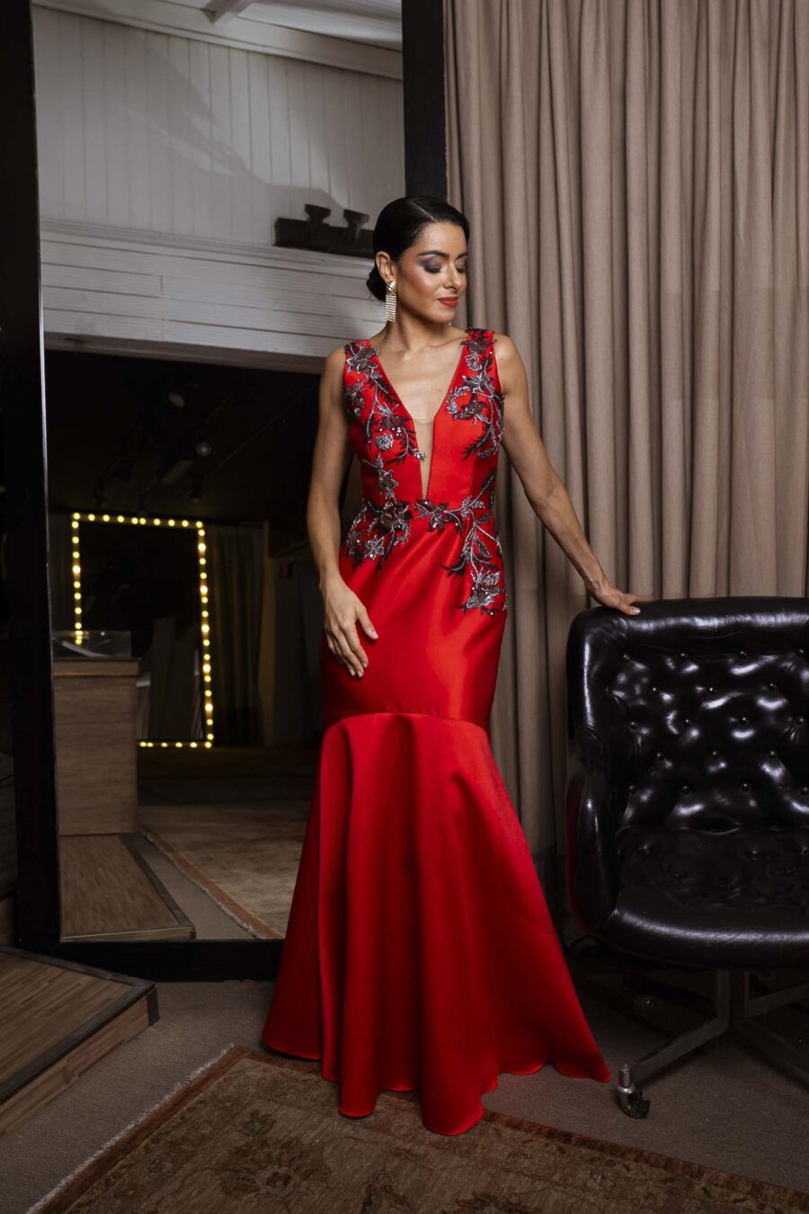 Vestido de festa longo decote em v, na cor vermelho para madrinhas e convidas de casamento.