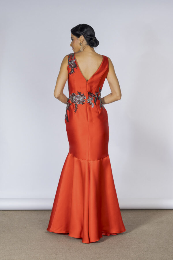 Costas dos vestido de festa vermelho lika weneck