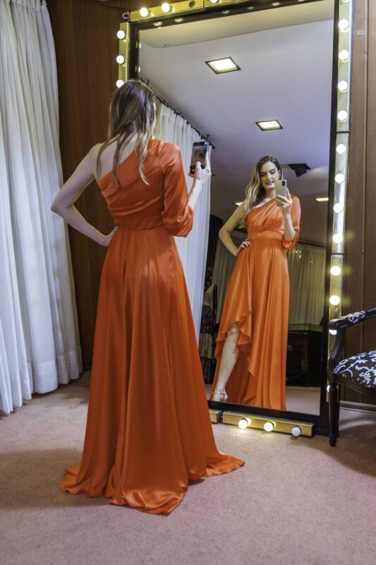Vestido de festa longo laranja de uma manga só, perfeito para arrasar nas melhores festas como convidada ou madrinha de casamento e nos bailes de formaturas.