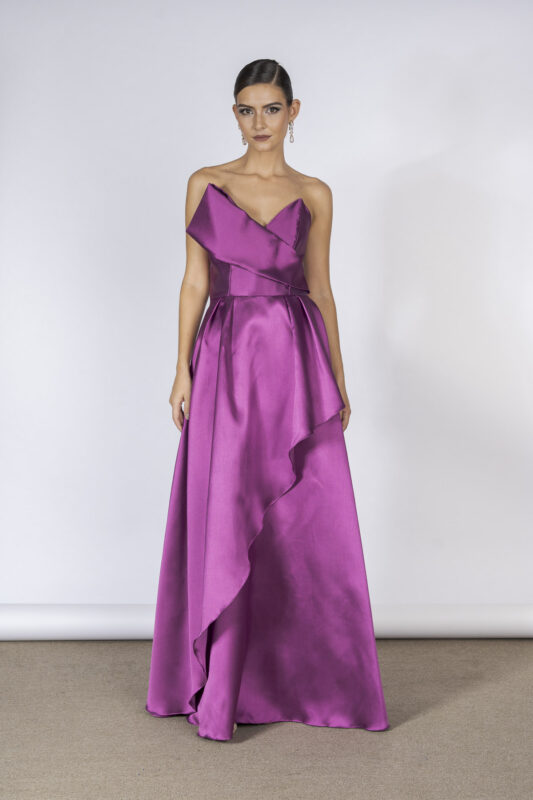 Vestido de festa longo com modelagem tomara que caia e estilo romântico na cor rosa fúcsia em tecido de alfaiataria.