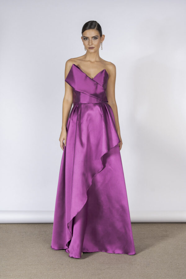 Vestido de festa longo com modelagem tomara que caia e estilo romântico na cor rosa fúcsia em tecido de alfaiataria.