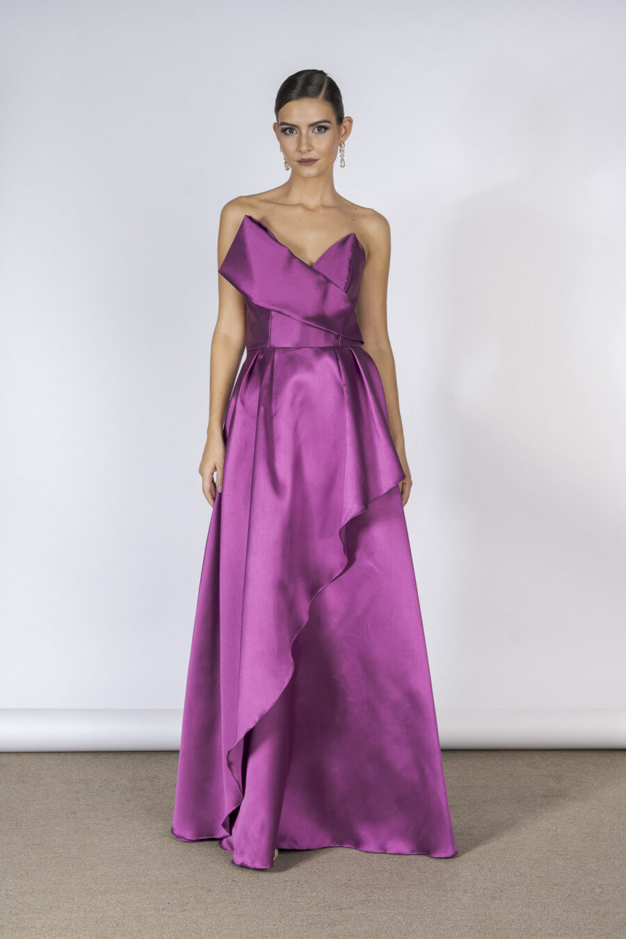 Vestido de festa longo com modelagem tomara que caia e estilo romântico na cor rosa fúcsia em tecido de alfaiataria.