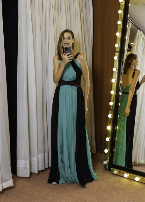 Vestido de festa longo bicolor em crepe na combinação de cores poderosa verde e preto