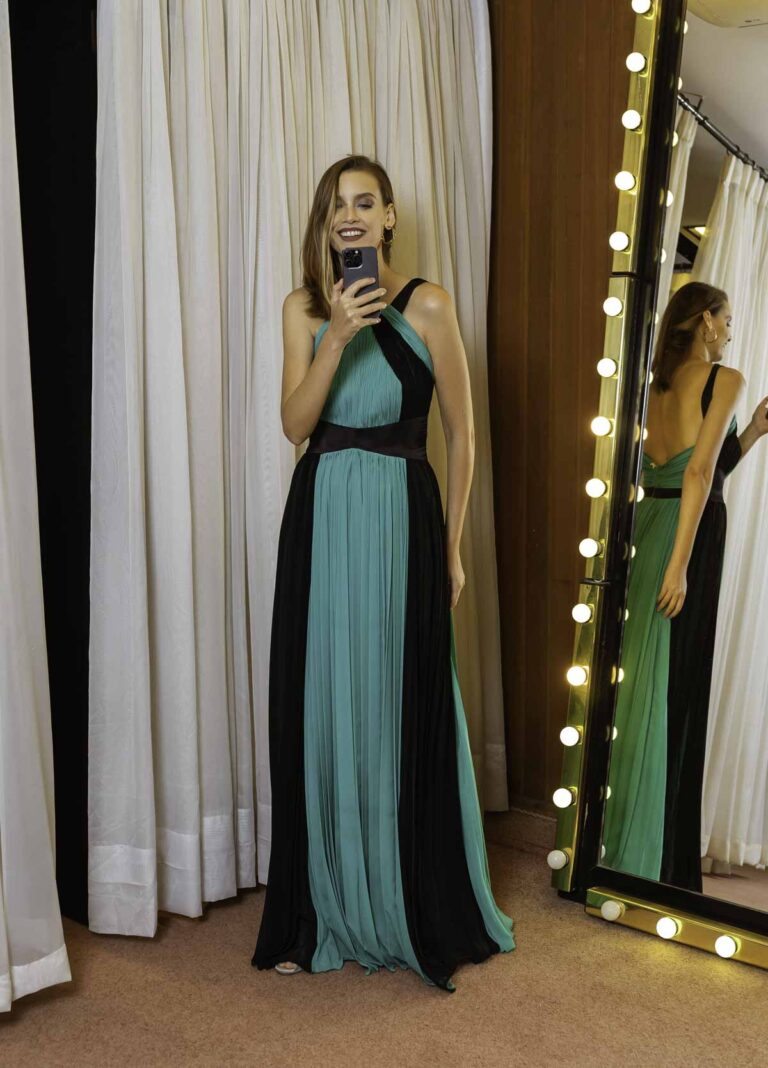 Vestido de festa longo bicolor em crepe na combinação de cores poderosa verde e preto
