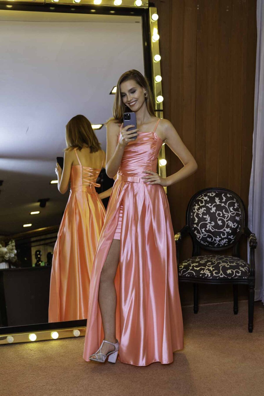 Vestido de festa 2 em 1 em cetim na cor rosa, esse modelo pode ser usado longo ou curto.