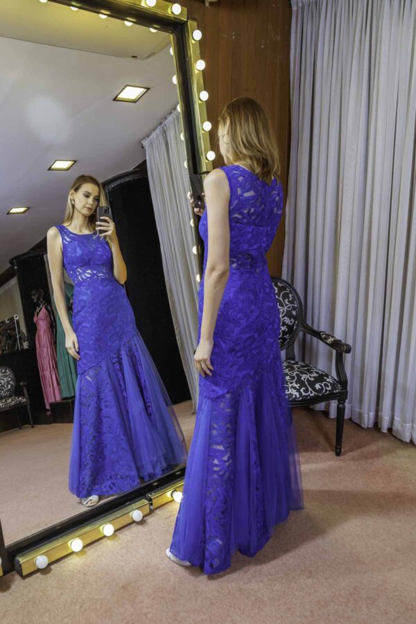 Vestido de festa longo azul de renda com modelagem sereia que valoriza o corpo.