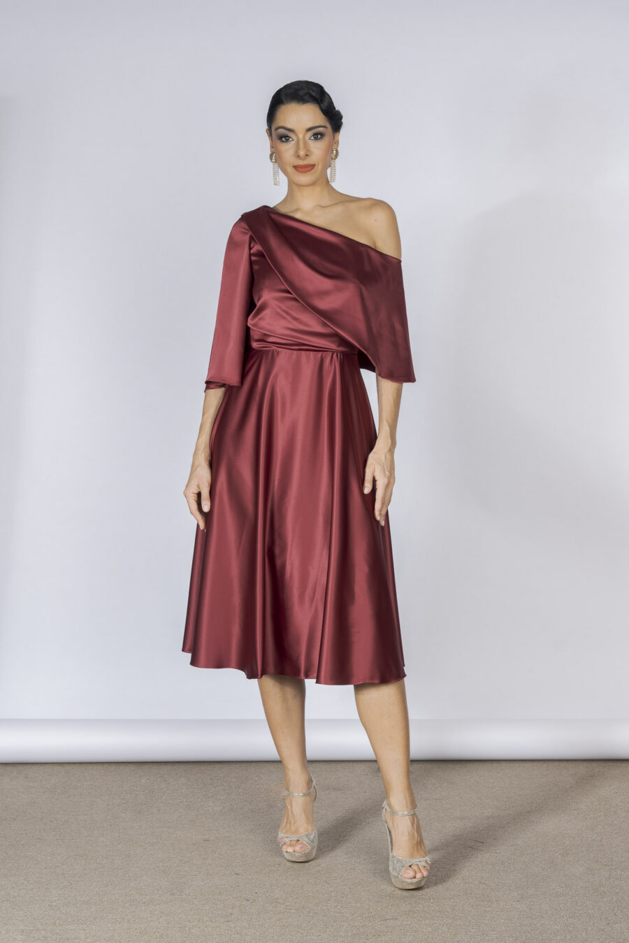 Vestido midi elegante na cor marsala
