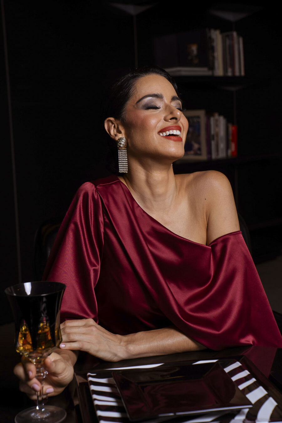 Vestido de cetim na cor vinho marsala decote um ombro assimétrico