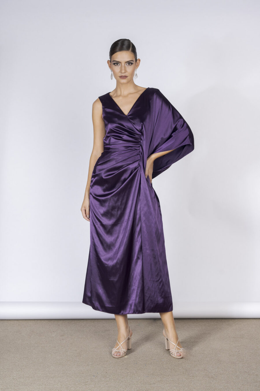 Vestido midi elegante em cetim, perfeito para sair para jantar ou com as amigas