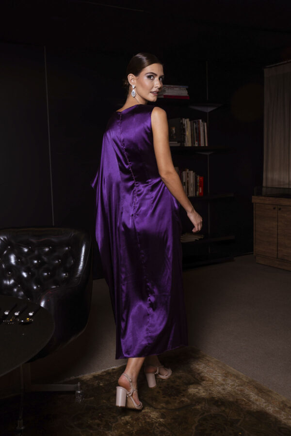 Costas do vestido midi elegante para sair a noite