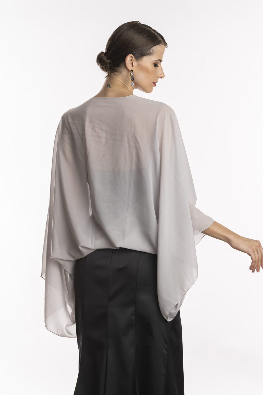 Blusa echarpe elegante Lodon para vestido de festa na cor prata, ideal para madrinhas ou convidadas de casamento