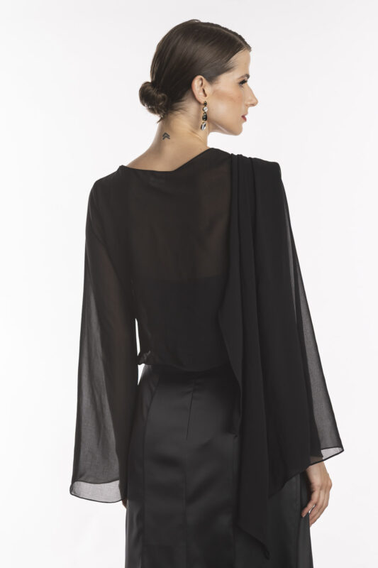 Costas da capa echarpe de festa angelina na cor preta.