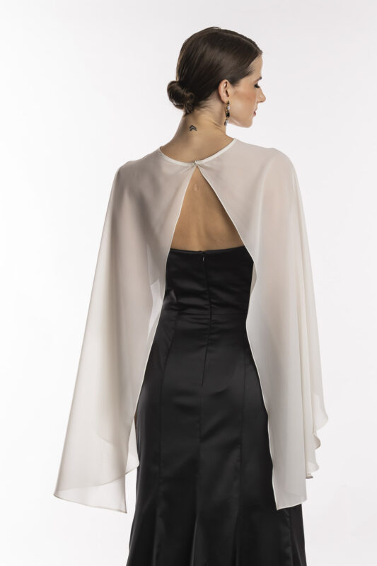 Costas da capa echarpe de festa na cor off-white