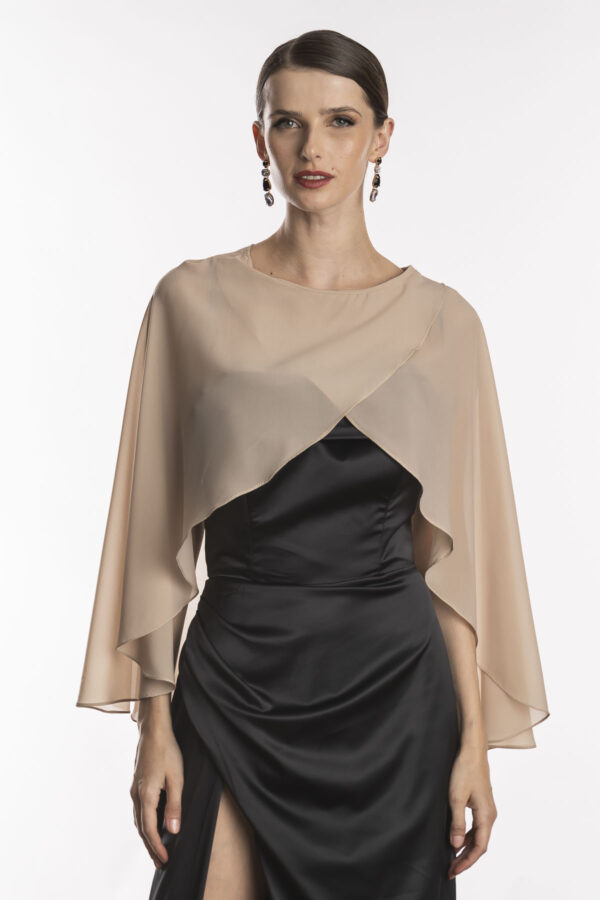 Capa echarpe para usar com vestido de festa, modelo Paris na cor nude.