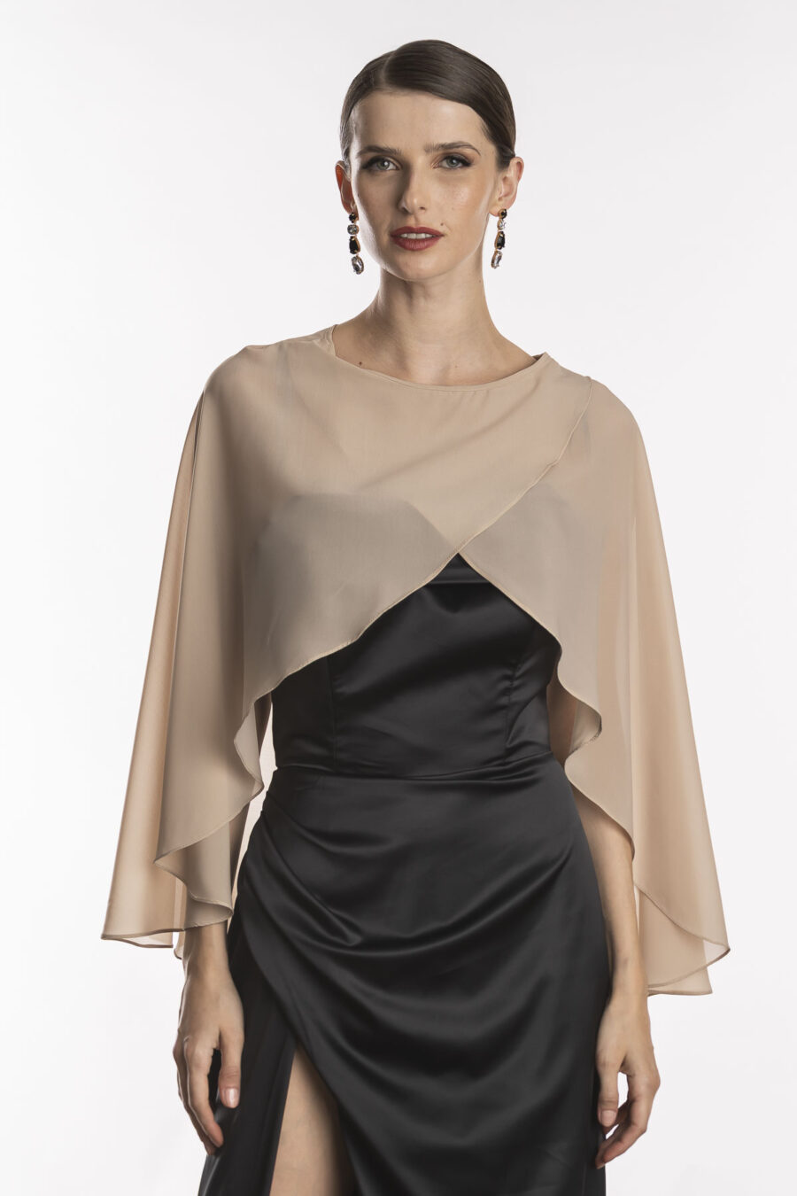 Capa echarpe para usar com vestido de festa, modelo Paris na cor nude.