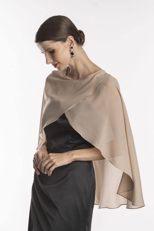 Capa echarpe para usar sob o vestido de festa Paris na cor nude.