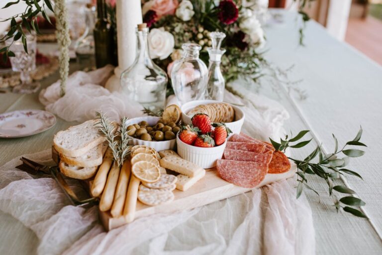 mesa com pães e frios em um casamento brunch