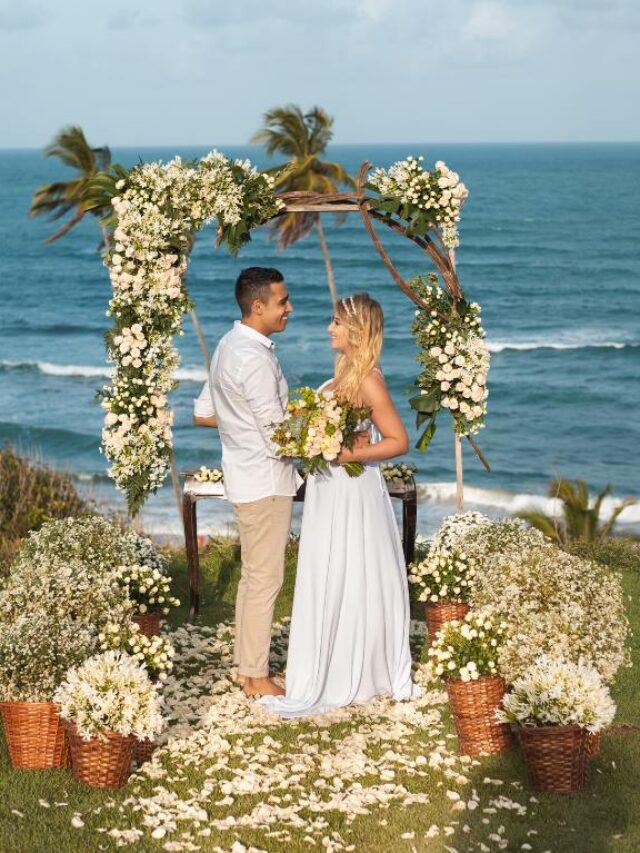 Casal em altar de casamento