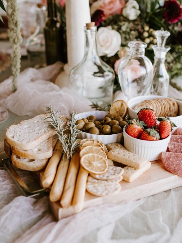 mesa com pães e frios em um casamento brunch