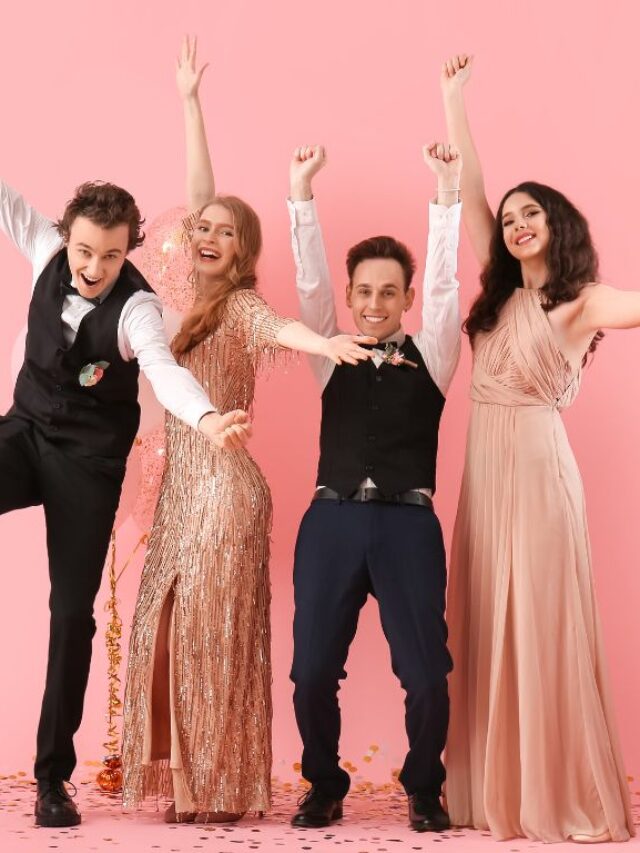 jovens felizes com roupas de gala