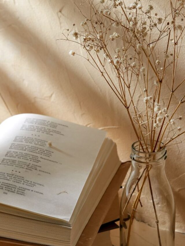 livro aberto com poemas de casamento