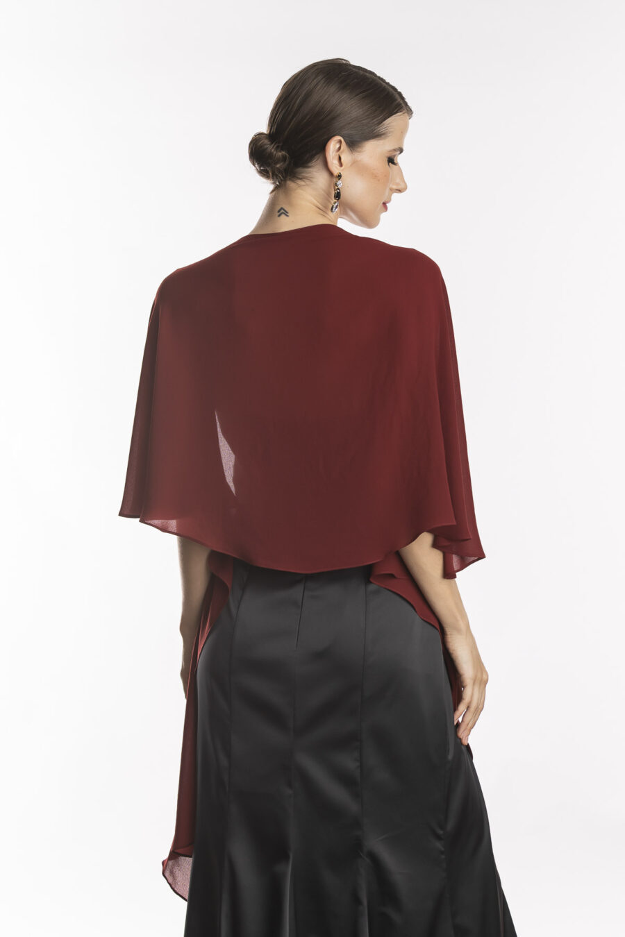Costas da echarpe para usar com vestido de festa na cor marsala modelo lilly, ideal para madrinhas e convidadas de casamento