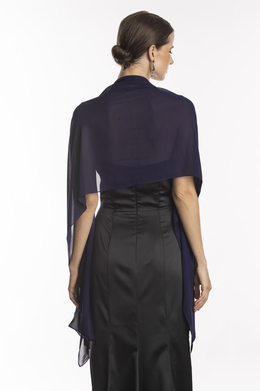 Costas da echarpe para usar com vestido festa paulet na cor azul carbono.