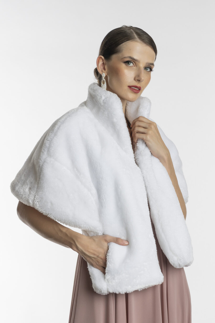 Estola de pele branca com bolsos para uso com vestidos de festa no inverno