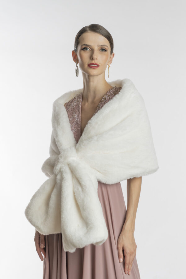 Estola de pele na cor off white modelo Oslo para uso com vestidos de festa e noiva no inverno