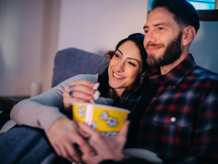 Casal assistindo filmes juntos