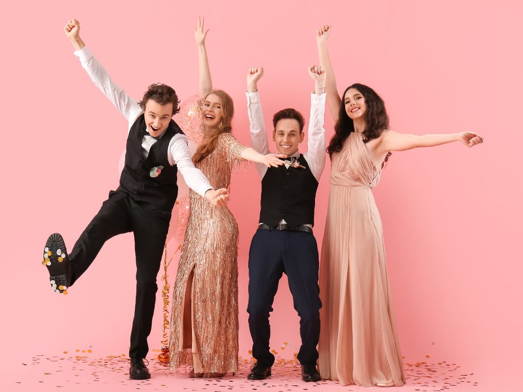 jovens felizes com roupas de gala