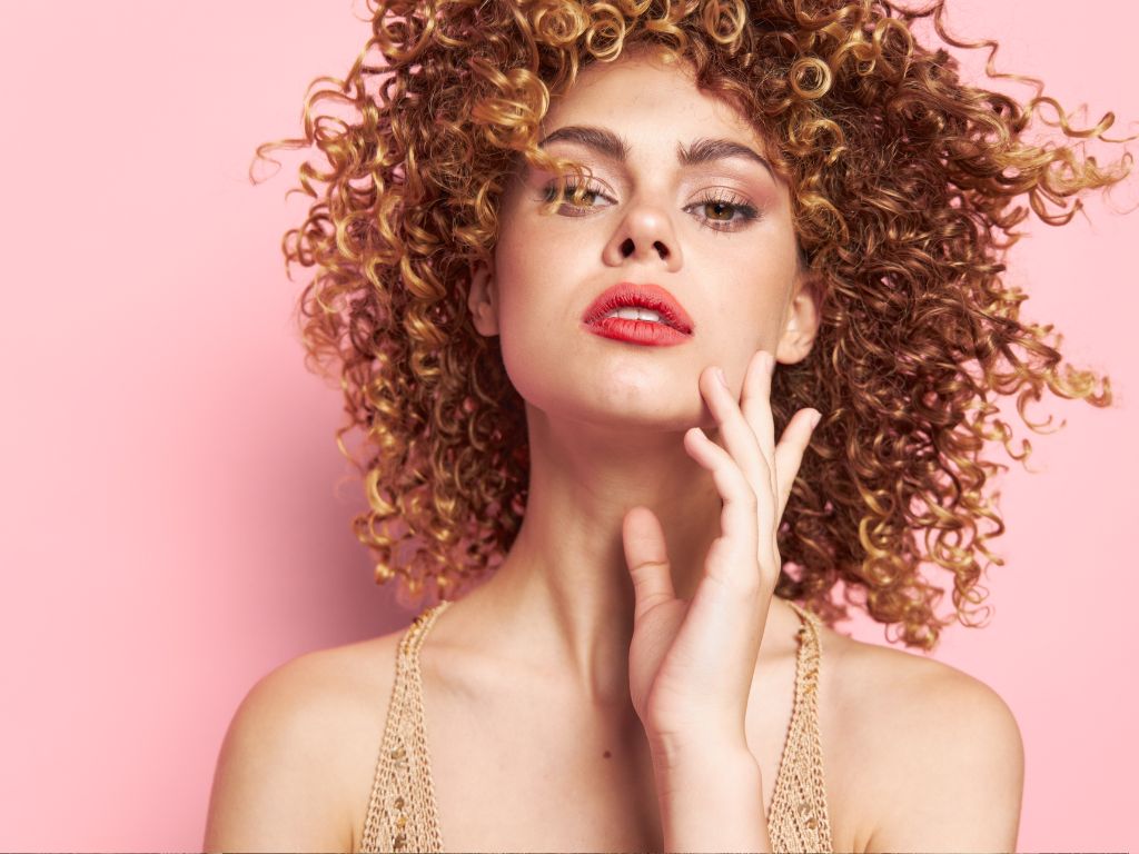 mulher com cabelo cacheado