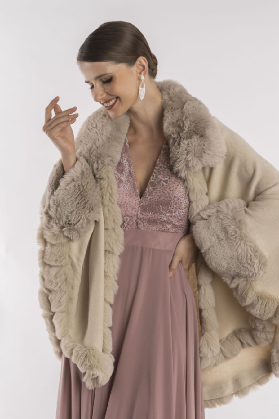 Pelerine de lã com pele, na cor bege, modelo Monalisa, com gola e punhos de pele destacados, para uso com vestidos de festa no inverno.