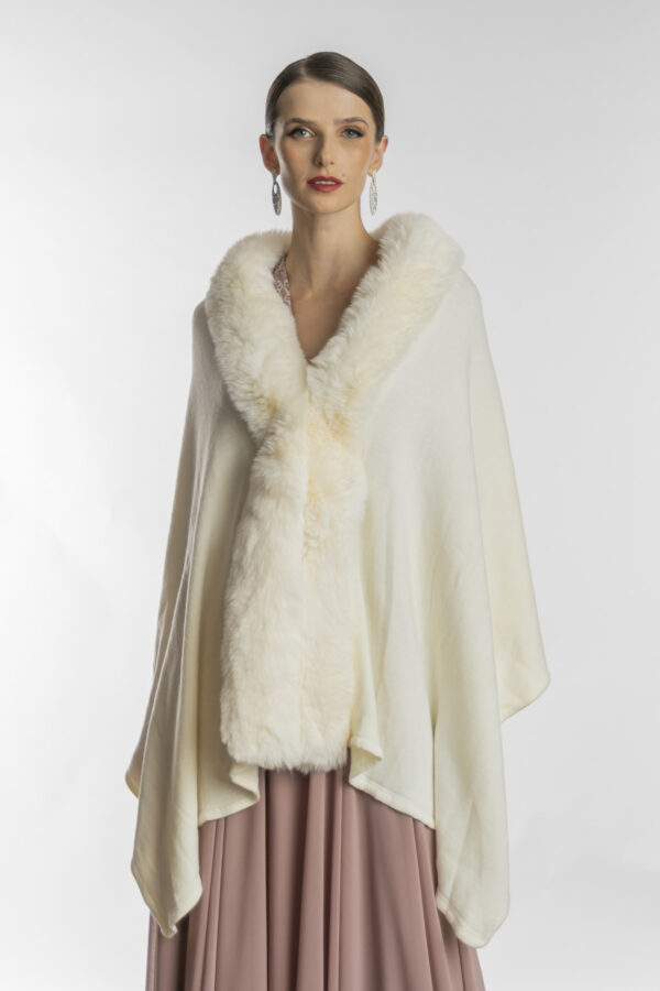 Pelerine extra macia de lã com pele na cor off white