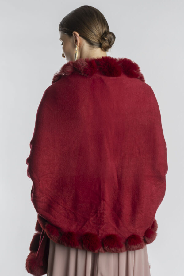 Costas da pelerine de lã com pele vermelho