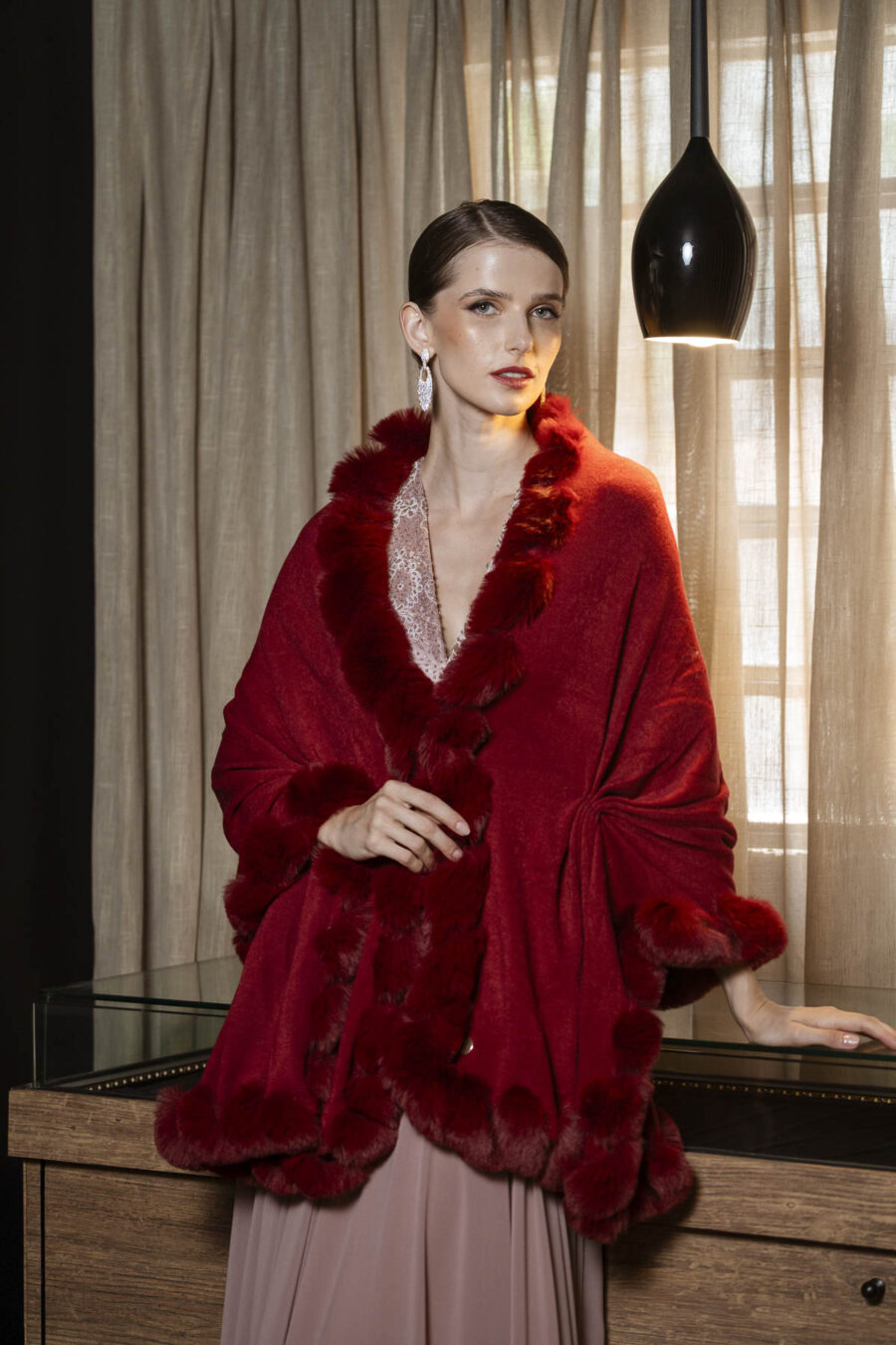 Pelerine na cor vermelho marsala para uso com vestidos de festa no inverno.