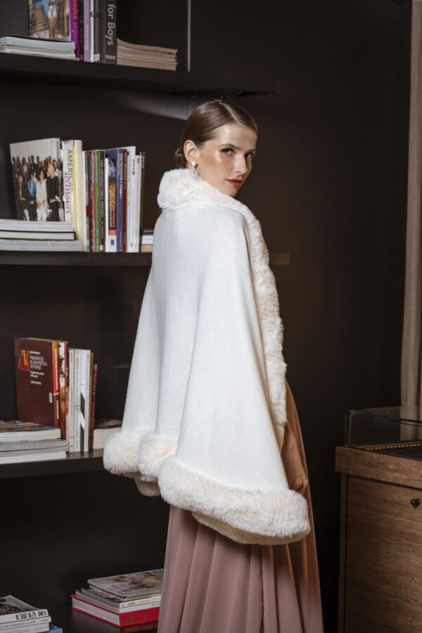 Costas da pelerine de festa na cor branca de lã com pele que imita verdadeira para uso com vestidos de festa no inverno.