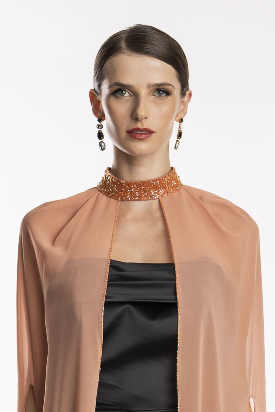 Sobrecapa echarpe Salmon bordada juliet para usar com vestido de festa.