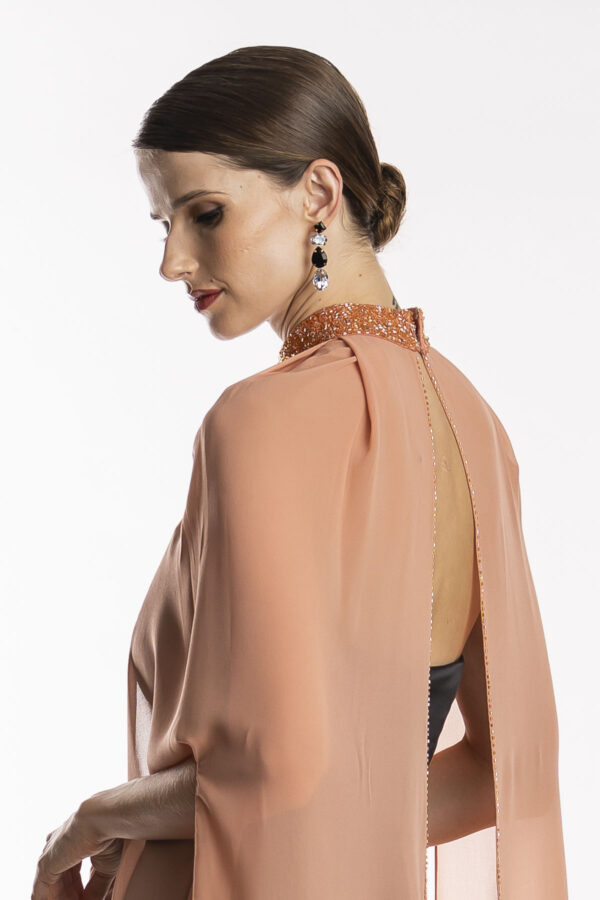 Detalhe costas sobrecapa echarpe Salmon juliet para usar com vestido de festa