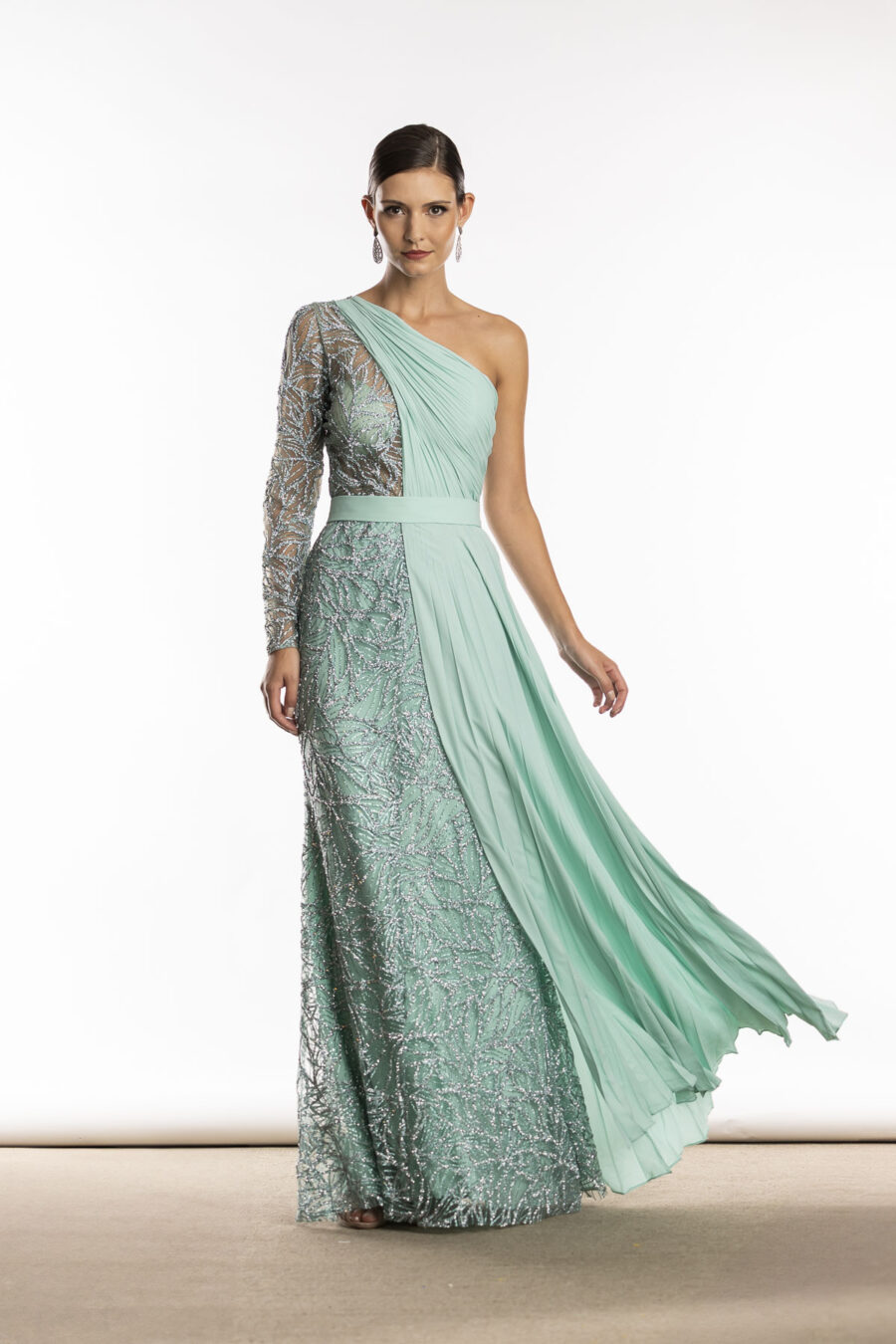 Vestido de festa longo de uma manga só na cor acqua shine, perfeito para mãe da noiva jovem ou mãe do noivo usar nos casamentos.