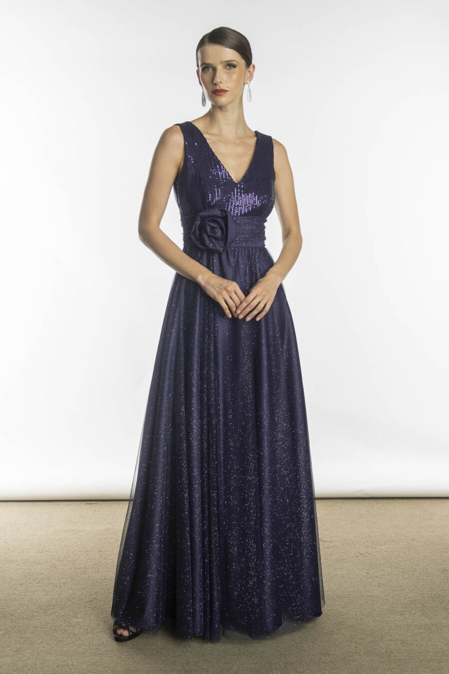 Vestido de festa longo na cor azul com flor de tecido feita a mão